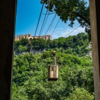 Schwebende Metallsärge